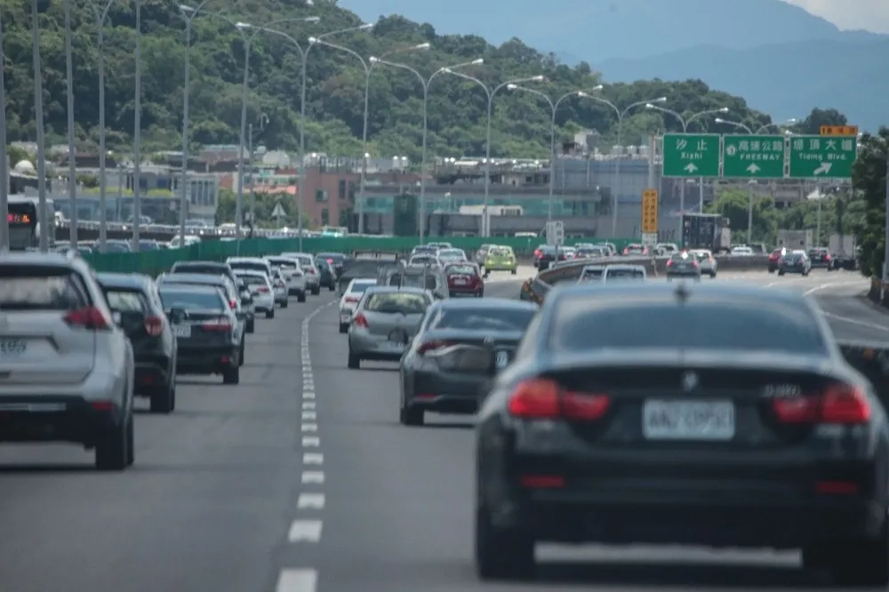 收假車潮湧現！高速公路要塞爆了　國道1號「竹北-湖口」北上路段時速僅29公里