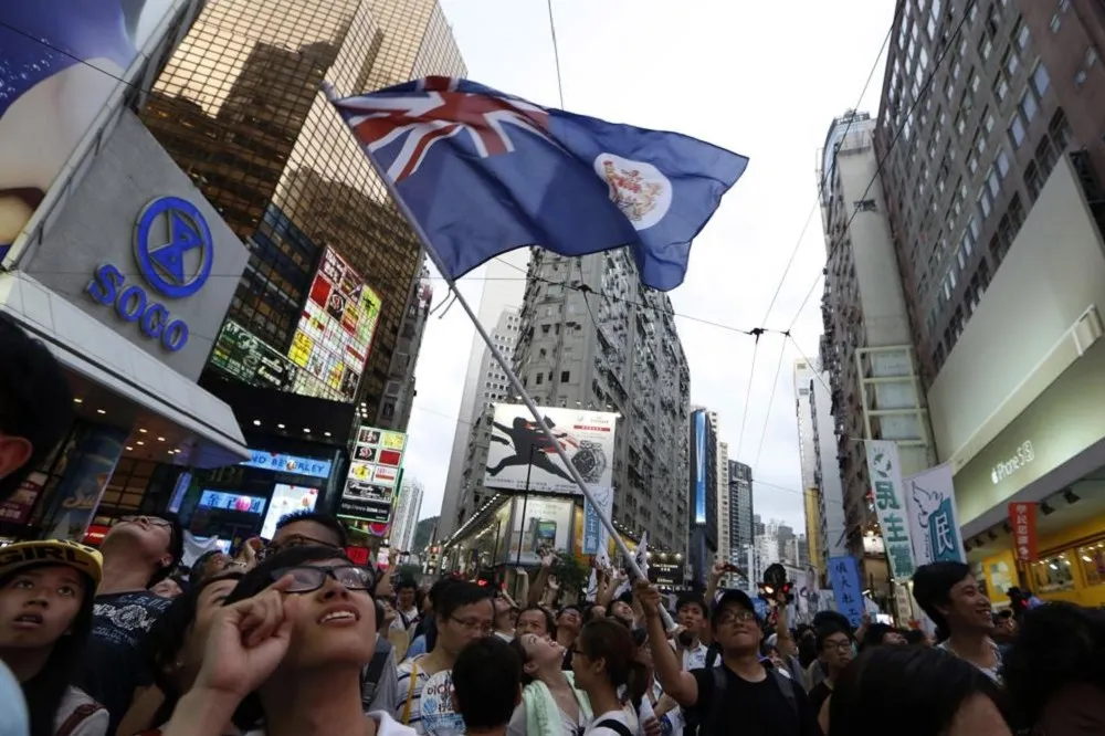 寧站著做英國臣民　也不想在中共偉大話語下俯伏貼地