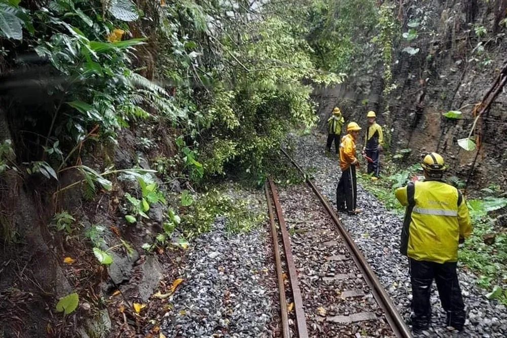 大雨釀平溪線落石！台鐵緊急封閉　改用客運、遊覽車接駁