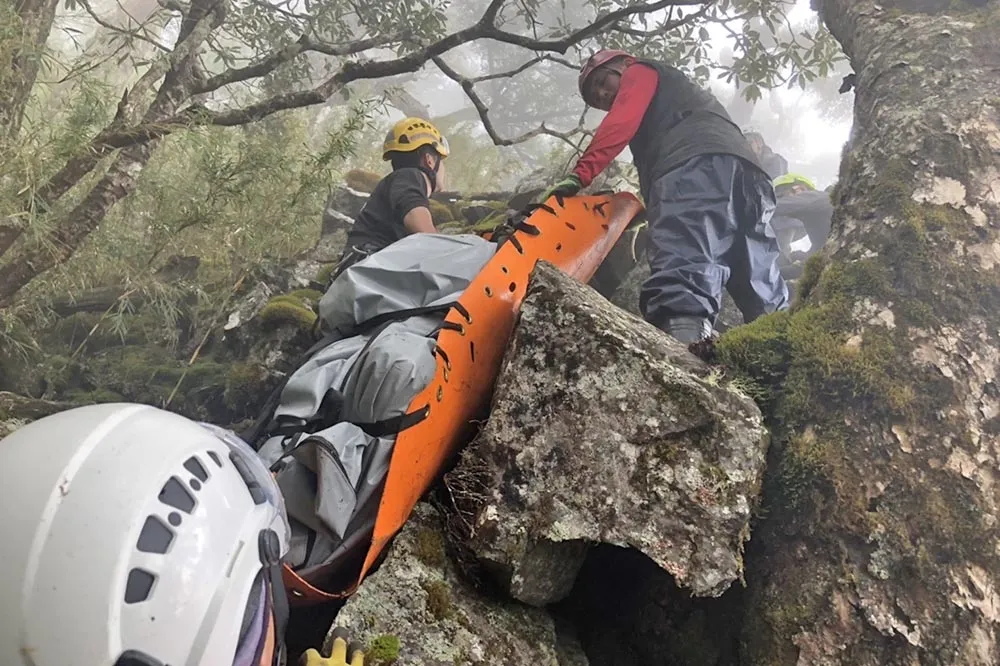 【困難片】法官陳伯均登山墜百公尺亡　警消站峭壁奮力搬運遺體畫面曝光