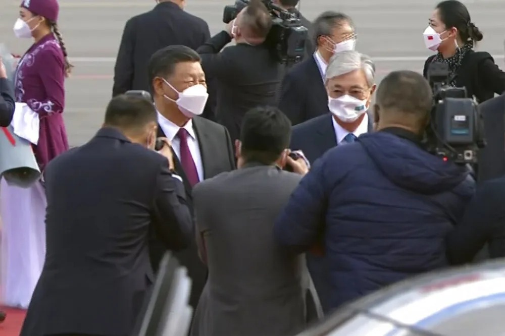 厲行清零政策後首度出訪　習近平中亞行抵哈薩克