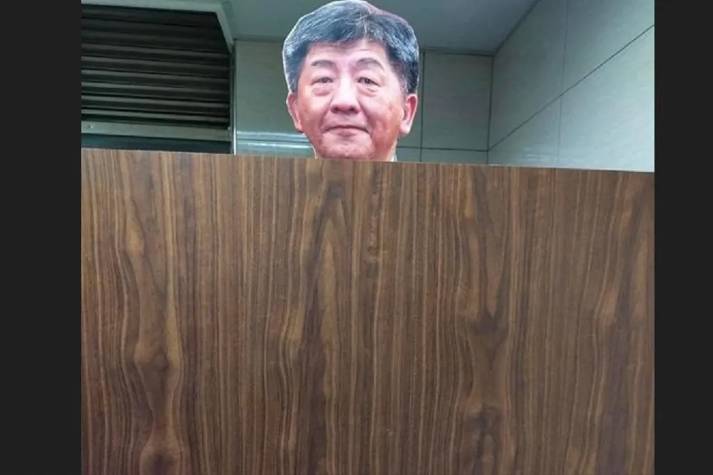 政大男廁隔板驚見陳時中「伸頭偷看」　男大生：嚇到挫在褲子上