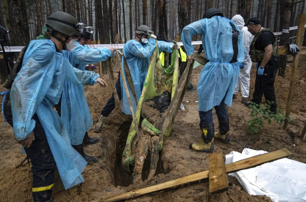 一家人都被埋！伊久姆亂葬崗埋445人疑似遭凌虐　澤倫斯基指控俄羅斯屢犯戰爭罪