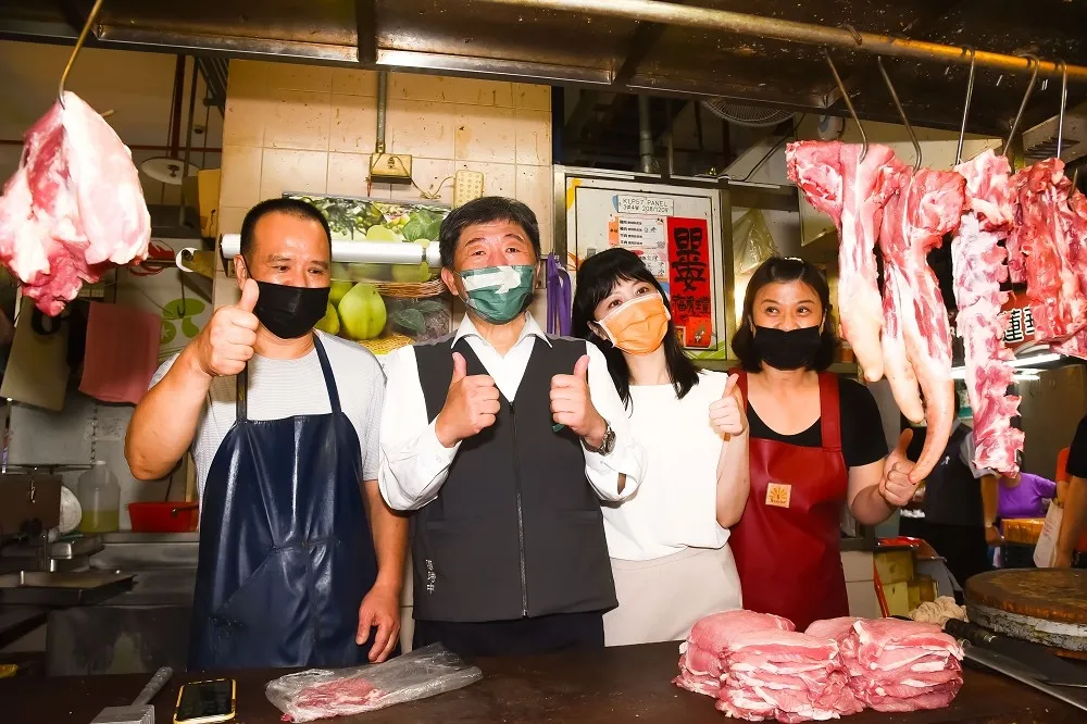 太操勞？陪陳時中內湖市場掃街　高嘉瑜中途彎腰乾嘔疑不適