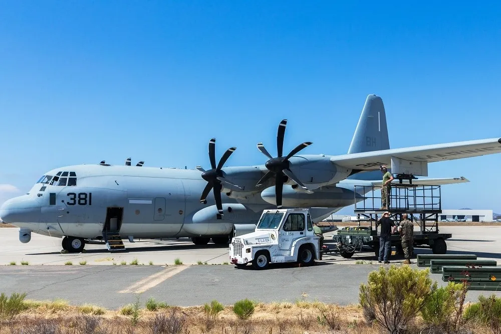 【有片】美軍陸戰隊實測「載彈卡車」　KC-130J掛載「地獄火」飛彈試射