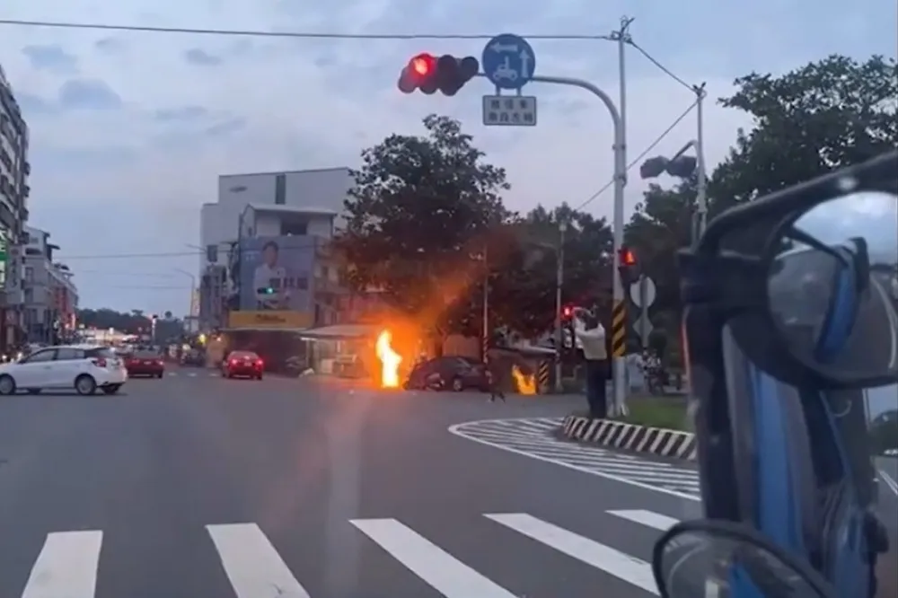 台東中興路二段疑加油站漏油　沿路水溝蓋起火狂燒