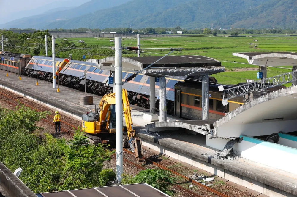 花東鐵路修復至少1個月　類火車接駁旅客怨「連時刻表都沒有」