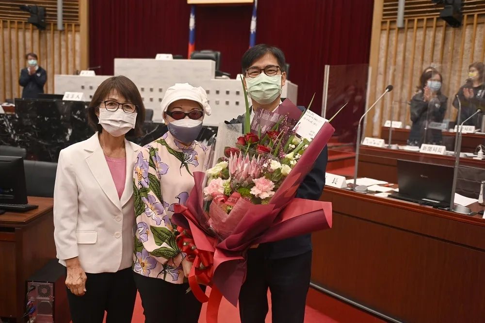 高市議員畢業質詢　陳其邁送花致意　議員稱讚：內心柔軟