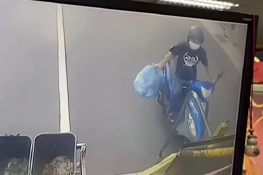 超慘！男子單手騎車丟擲垃圾　「神龍擺尾」瞬間GG了