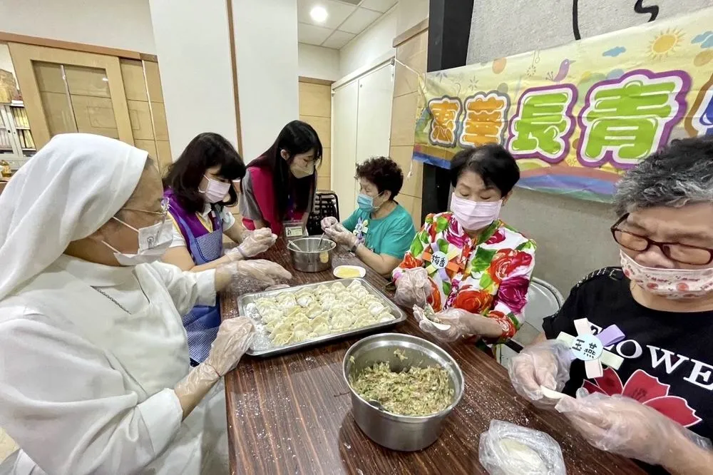 發揮以老助老精神  長青快樂學堂餃子宴慶重陽