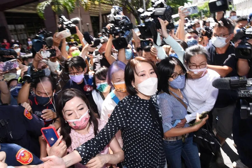 強迫接受？周玉蔻緊追猛喊「我跟妳道歉」　張淑娟嚇到縮在親友懷中爆哭