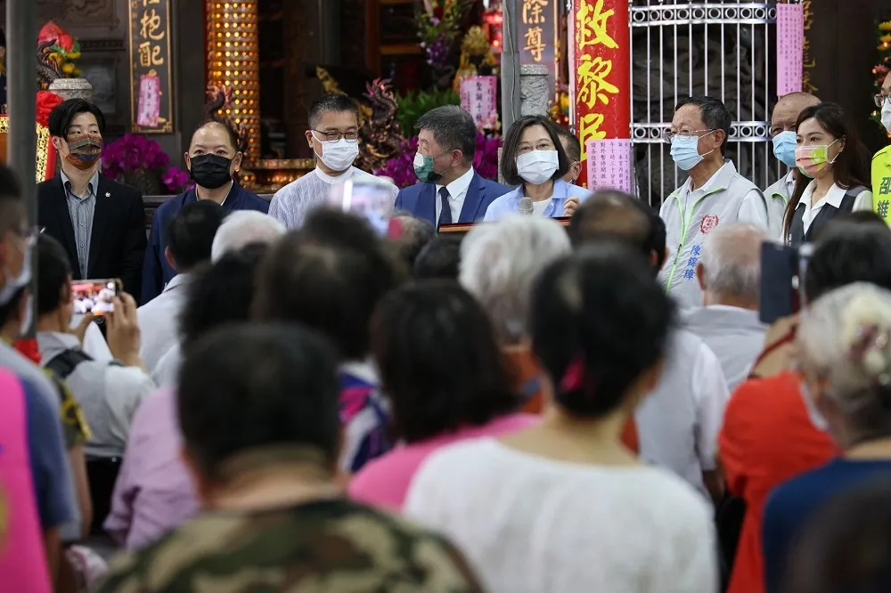 國門要開了！合體陳時中赴萬華廣照宮參拜　蔡英文：會再現以往熱鬧風華
