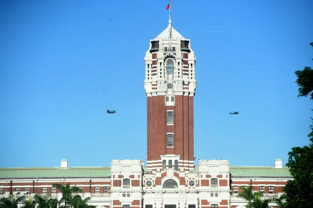 【圖輯】國慶兵力演練　直升機飛越總統府上空