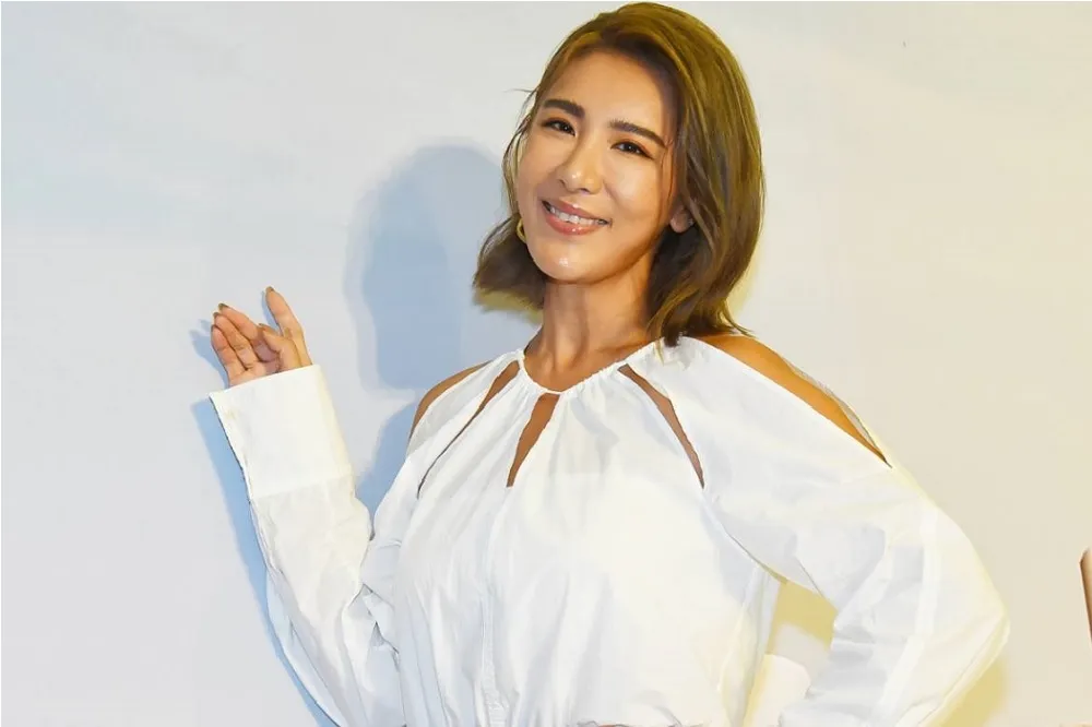 佩甄直播哭訴醫生尪沒空陪自己　閨蜜小禎直言：只要不是外遇都好解決