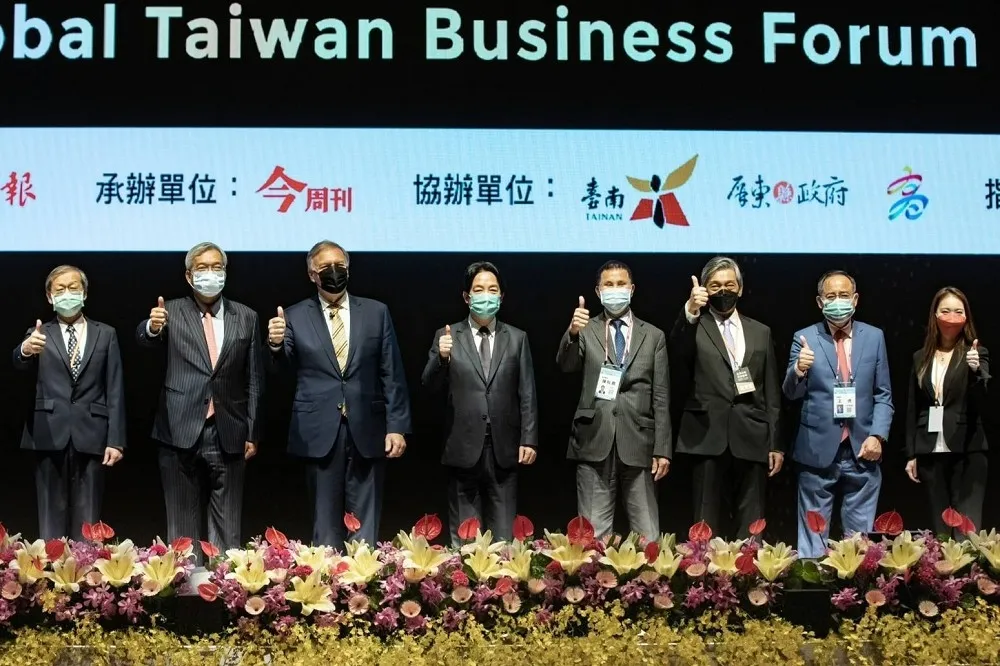 感受高雄最美風景！龐佩奧再訪「台灣早已是獨立國家」　訪駁二特區獲尖叫聲歡迎
