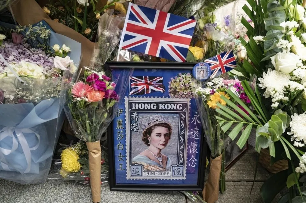 香港《明報》拿英女王與習近平對比的豪賭
