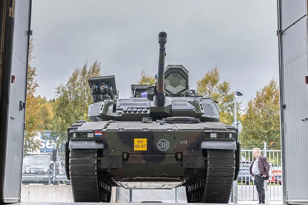 【有片】首輛荷蘭改良CV90步兵戰車出廠　換新砲塔加裝飛彈大幅提升戰力