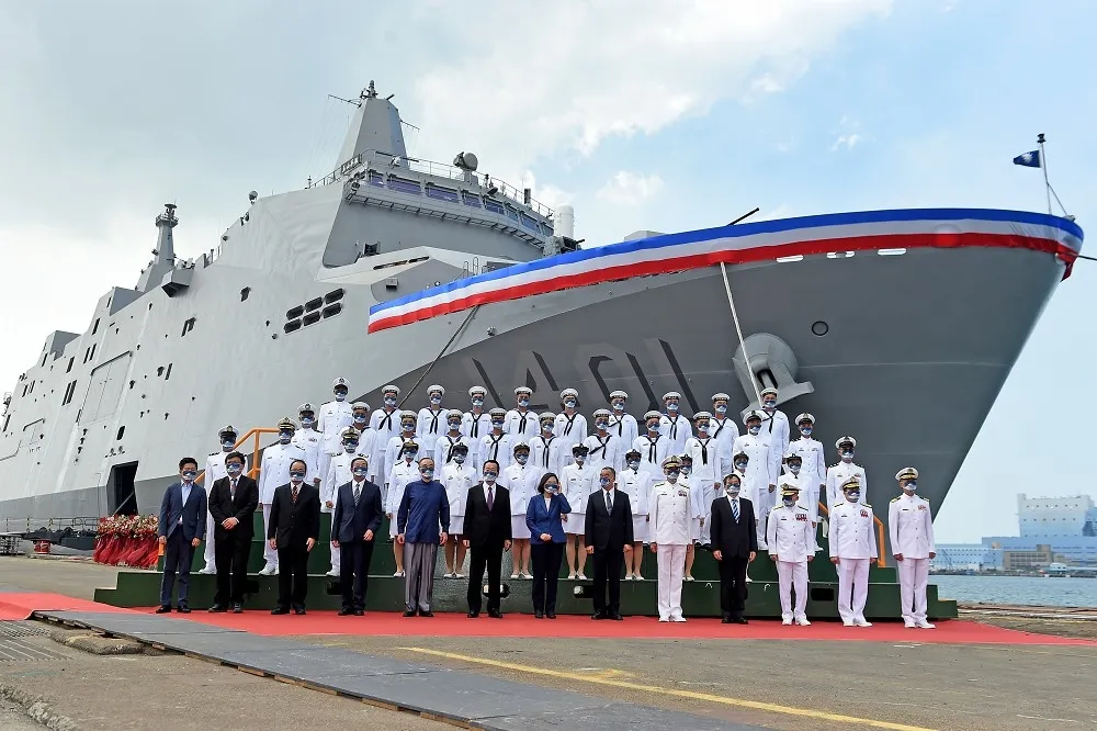 萬噸級玉山艦交艦！　蔡英文：平時能救災、戰時能作戰