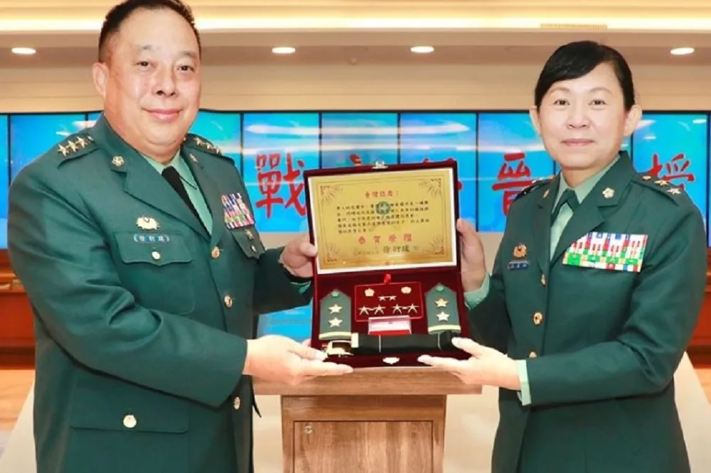 國軍史上首位女中將誕生　陳育琳「掛2顆星星」升任陸軍司令部政戰主任