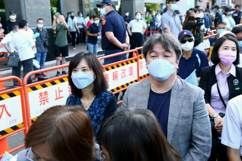 王必勝甩不倫戀偕妻挺陳時中　藍營嗆只顧選舉「指揮中心乾脆解編」