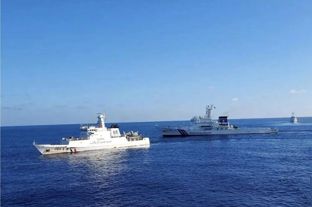 好樣的！「新海研一號」被日艦騷擾　海巡署派艦對峙10小時逼退　