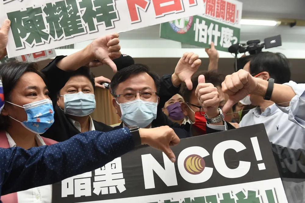 NCC立院報告大混亂！藍委舉牌要陳耀祥下台　怒轟淪民進黨傀儡