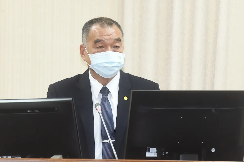 中國打破海峽中線默契、灰色地帶挑釁　國防部長：航空器飛越我領空算「第一擊」