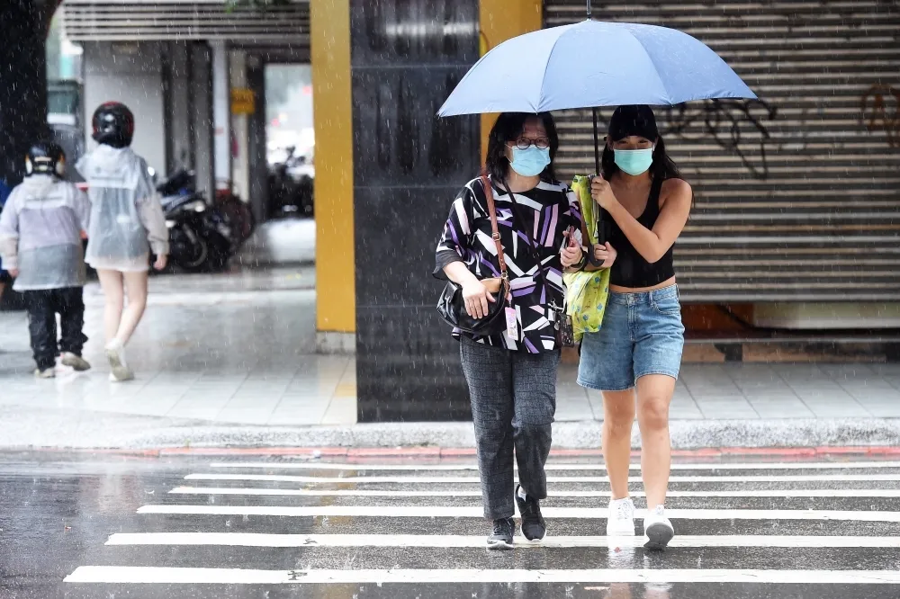 北台大雨特報！東北季風來襲雨彈狂炸　宜花防豪大雨