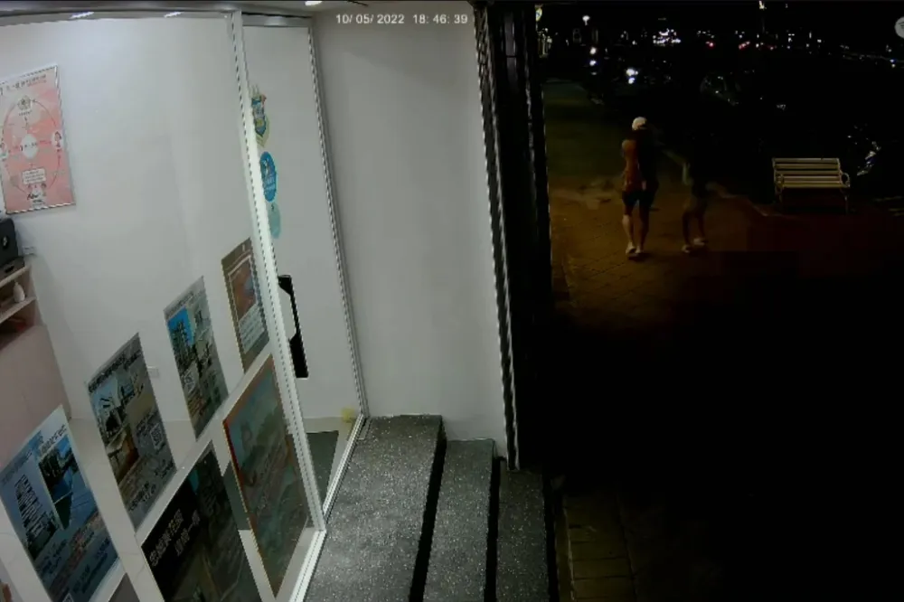 好險！男被反鎖頂樓　丟大石塊求援險砸中路過母女