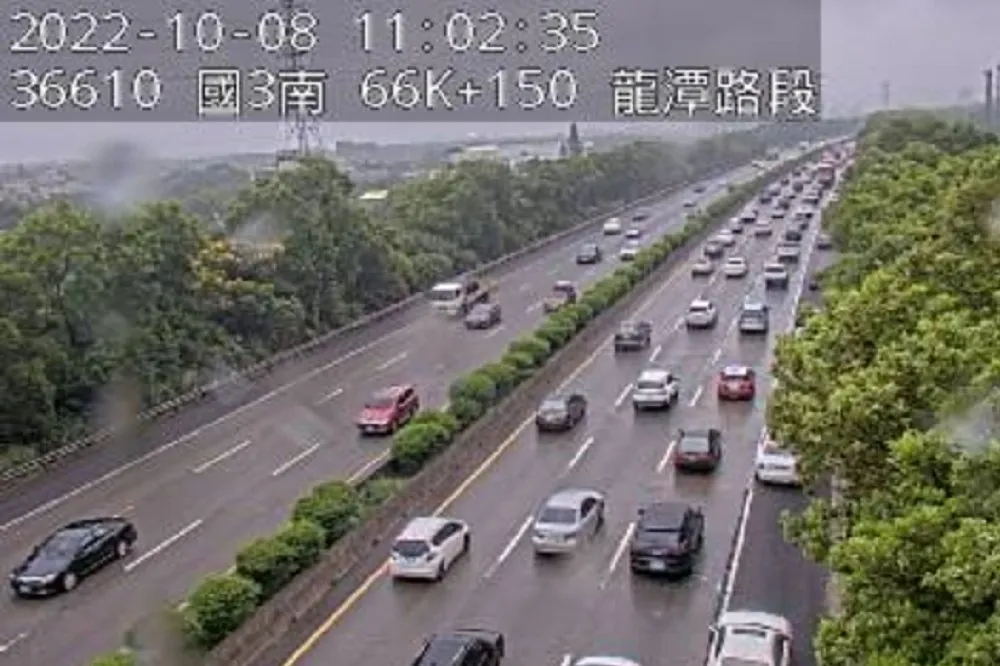 連假第一天車潮來啦！　國道一、三號多路段「紫爆」　