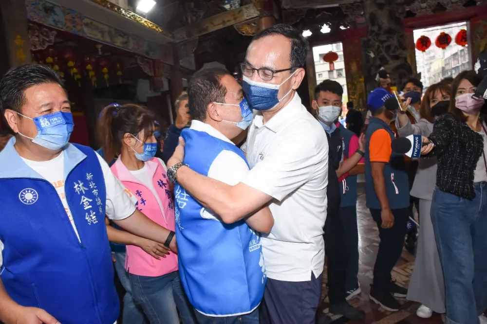 朱立倫、侯友宜同台拚場　擁抱闢謠「我們沒有不和的問題」