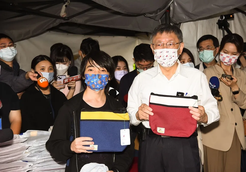 全省各地慶國慶！柯文哲率黃珊珊領唱國歌　發末代「嗡嗡包」