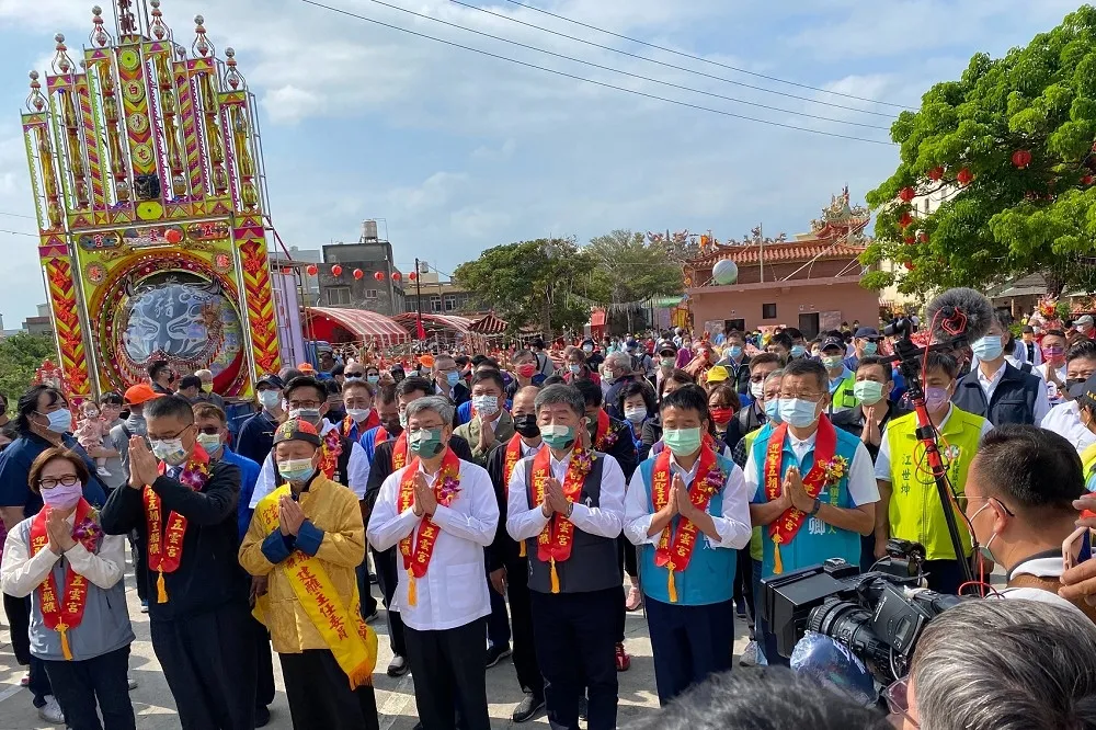 【國慶另類合體】陳時中＋徐定禎盼翻轉台北、苗栗   與陳建仁和徐國勇赴白沙屯參香