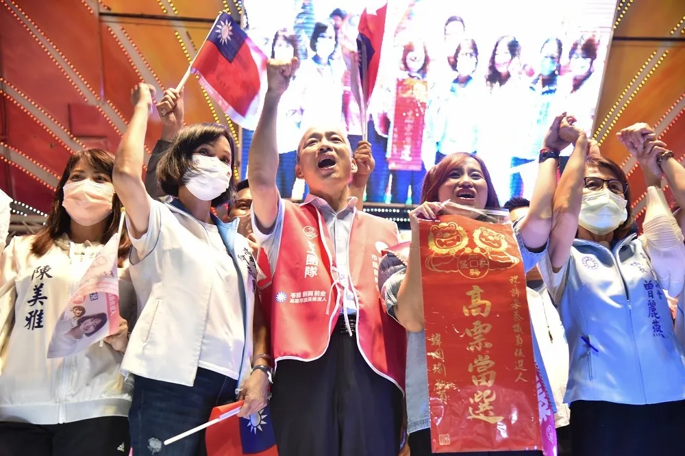 韓國瑜復出高雄輔選　向柯志恩喊話「妳太小看愛情摩天輪了！」