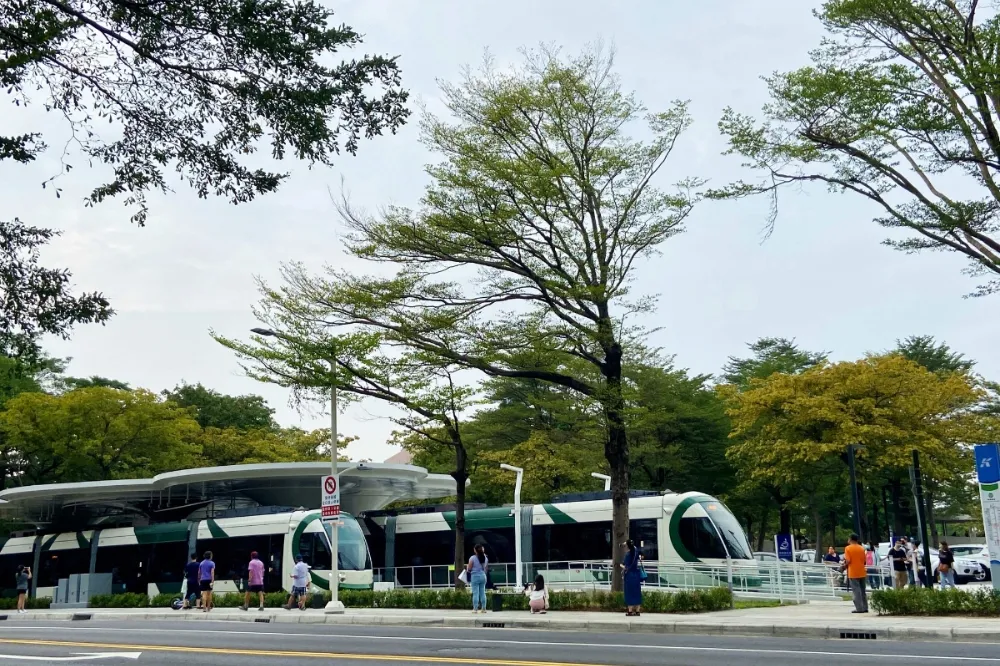 高雄輕軌「龍貓隧道」試營運7天出包　200名旅客受影響