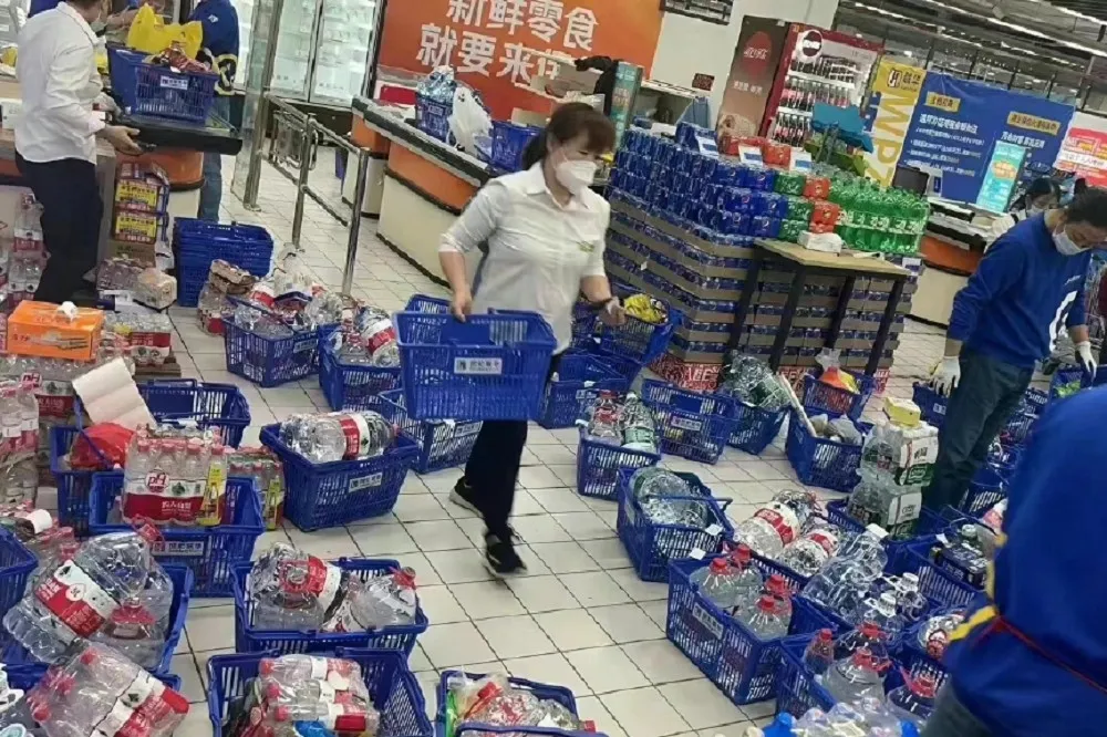 上海傳水庫枯竭水質遭污染　官方闢謠反加劇民眾搶購飲用水