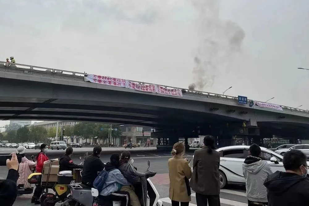 【有片】中共二十大前夕　北京街頭驚現「罷免獨裁國賊習近平」標語