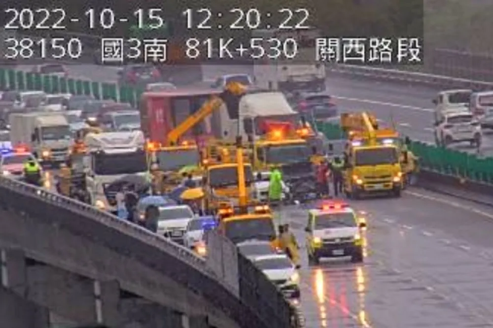 【不斷更新】國道3號北上82.2K路段10車追撞　8人輕重傷