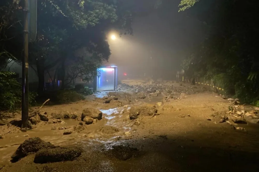 陽明山爆發土石流！道路遭石塊黃泥淹沒　國家公園及冷水坑溫泉關閉　