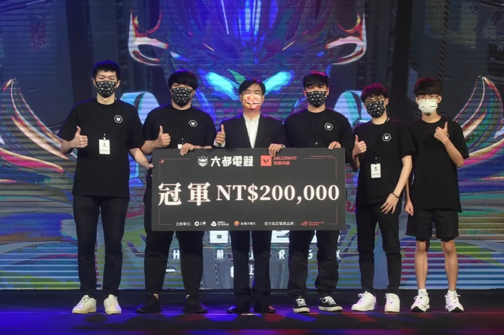 「金色狂風 4.0」勇奪六都電競《特戰英豪》總冠軍！陳其邁市長頒發 20 萬總冠軍獎金
