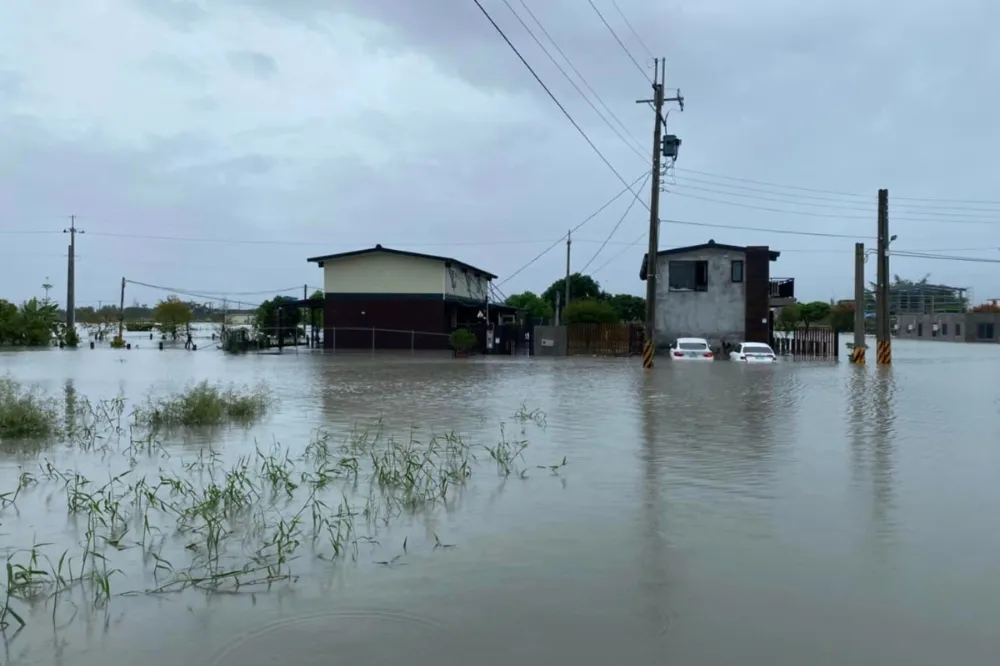 宜蘭淹大水！ 蘭陽溪深夜豪雨爆漲　七賢村全村泡水、8人受困