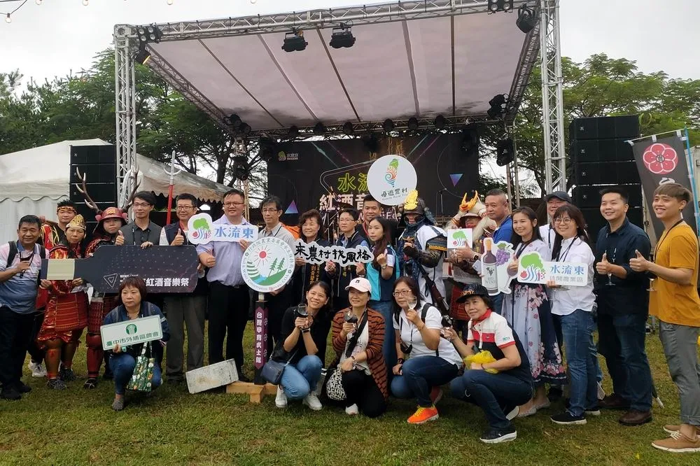 水流東音樂祭暢飲紅酒high翻電音派對　順賞國際級藝術作品