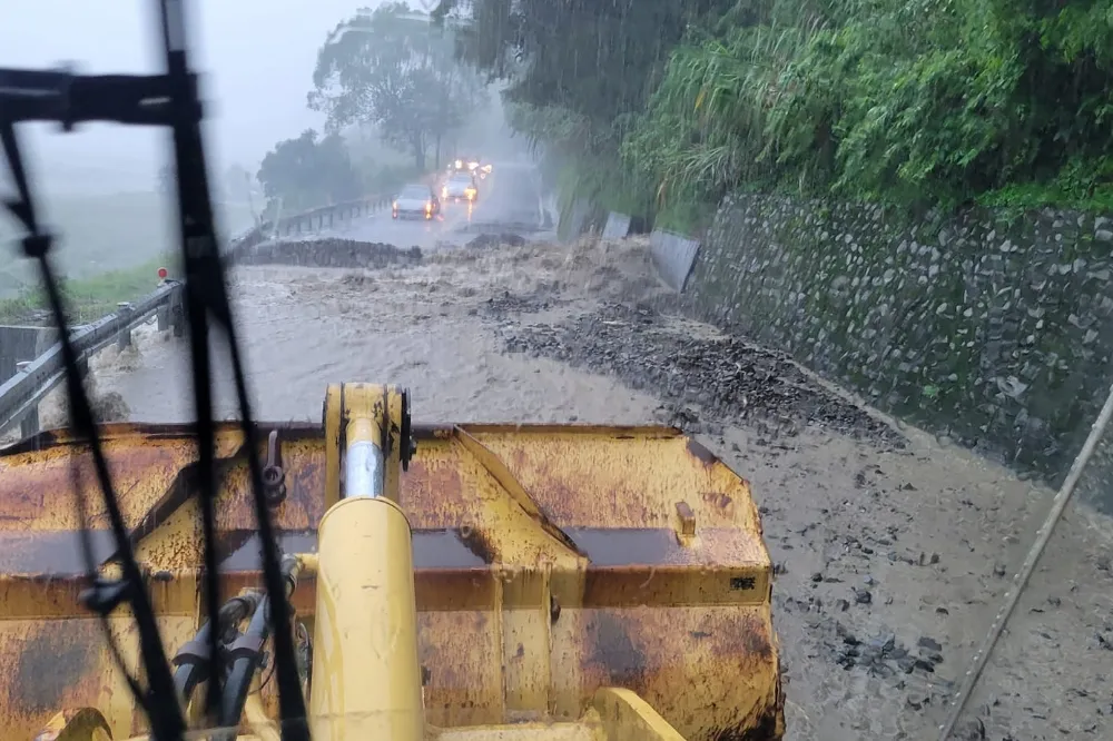 尼莎豪雨釀災！台7線宜蘭路段土石坍方　4醫護、1遊覽車受困