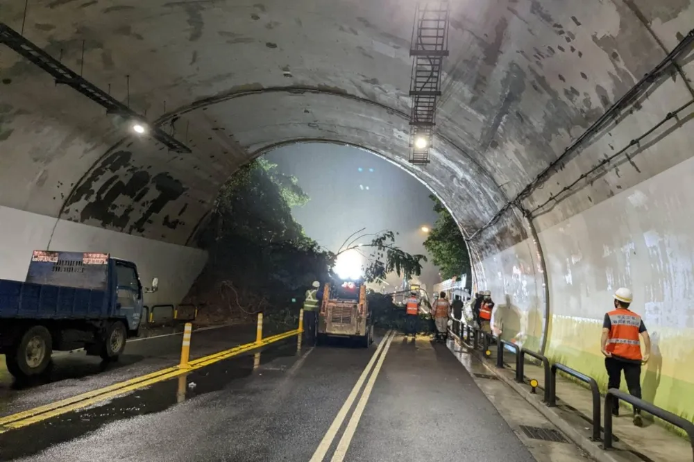 台北市康湖隧道邊坡落石坍方道路受阻　塞了整天今早終於搶通