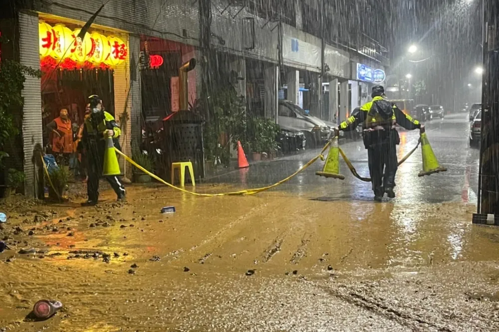 基隆暖暖爆發土石流！黃泥流進家裡　住戶連夜撤離嘆「家不能住了」