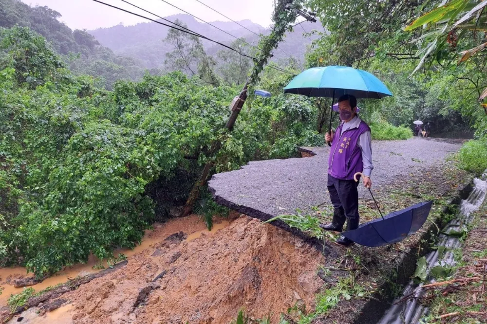 【不斷更新】尼莎豪雨釀災！基隆七堵道路坍方　內湖黃泥瀑布狂刷小白車