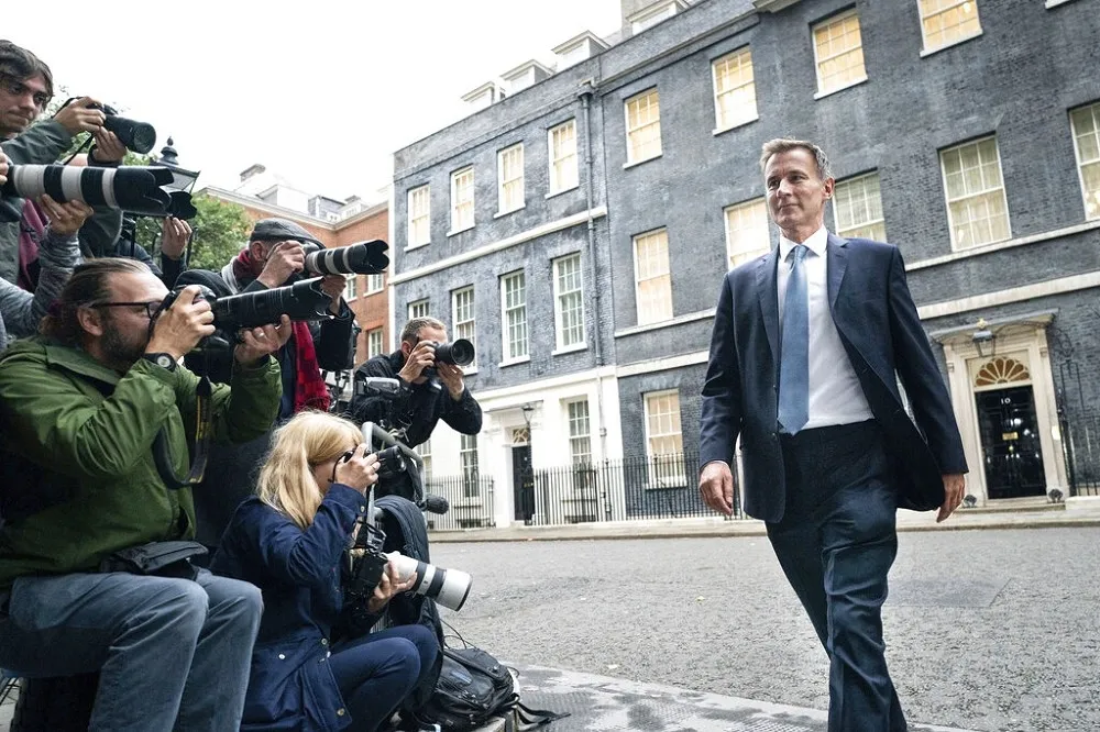 英國新財相全盤取消減稅措施　首相特拉斯逼宮危機仍未解