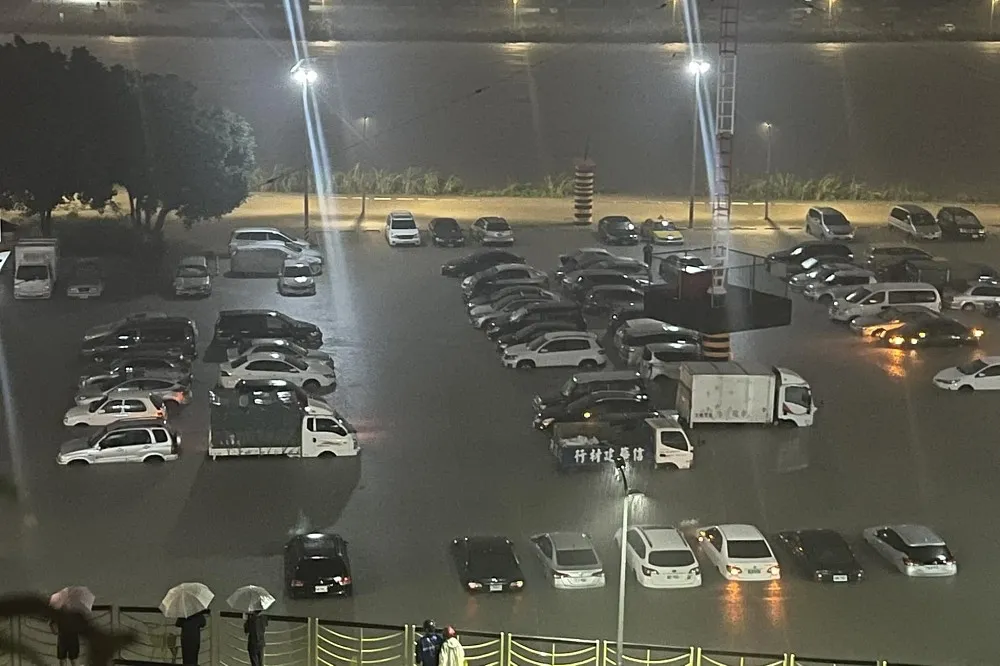【北市關水門未預告】不只上百汽車「泡湯」　近10人還被困在堤防外