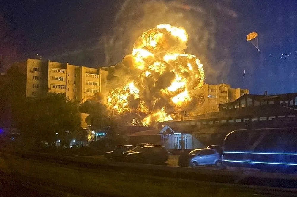 【影片曝光】俄Su-34戰機引擎故障墜民宅　爆炸起火13死19傷