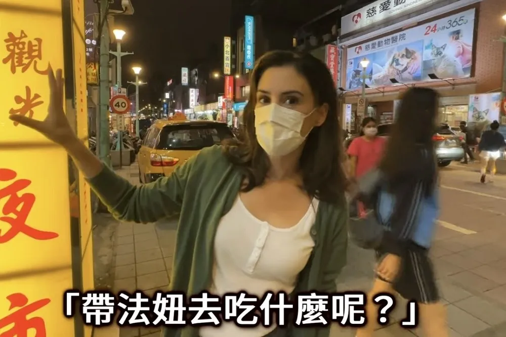 【有片】法國妞和陳時中一起大嗑美食　挑戰臭豆腐笑稱自己「很台」